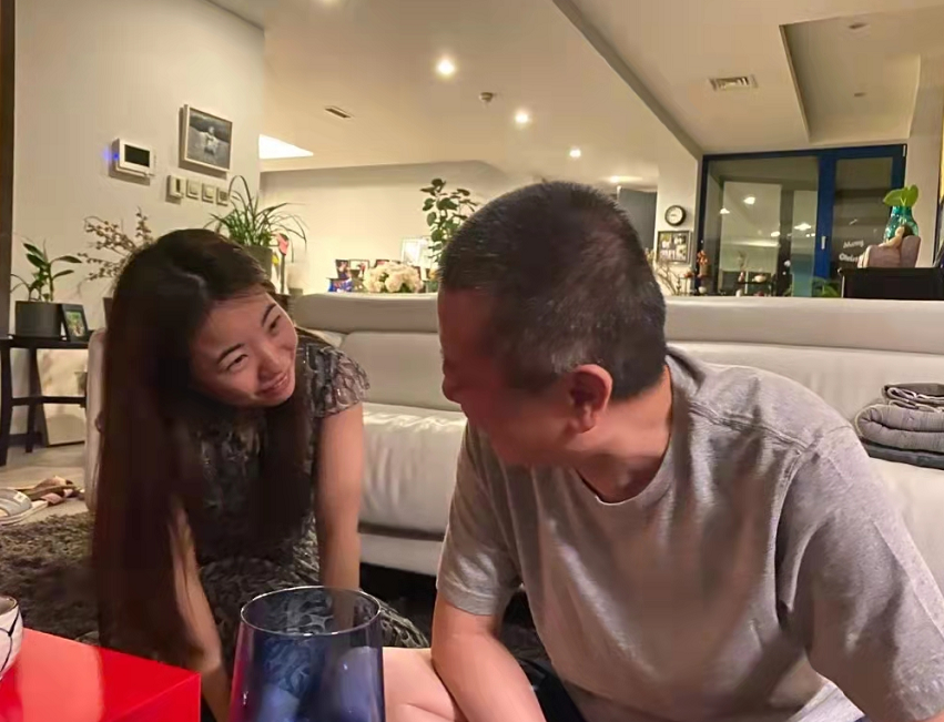 63岁王朔模样大变，面红耳赤撞脸李亚鹏，与女作家在家调笑好悠哉-徐静蕾和王朔现在还是朋友吗