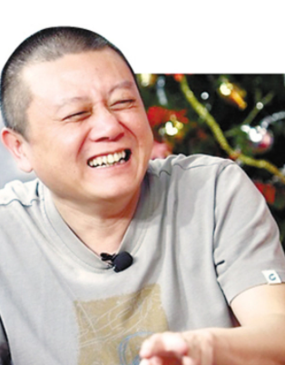 63岁王朔模样大变，面红耳赤撞脸李亚鹏，与女作家在家调笑好悠哉-徐静蕾和王朔现在还是朋友吗