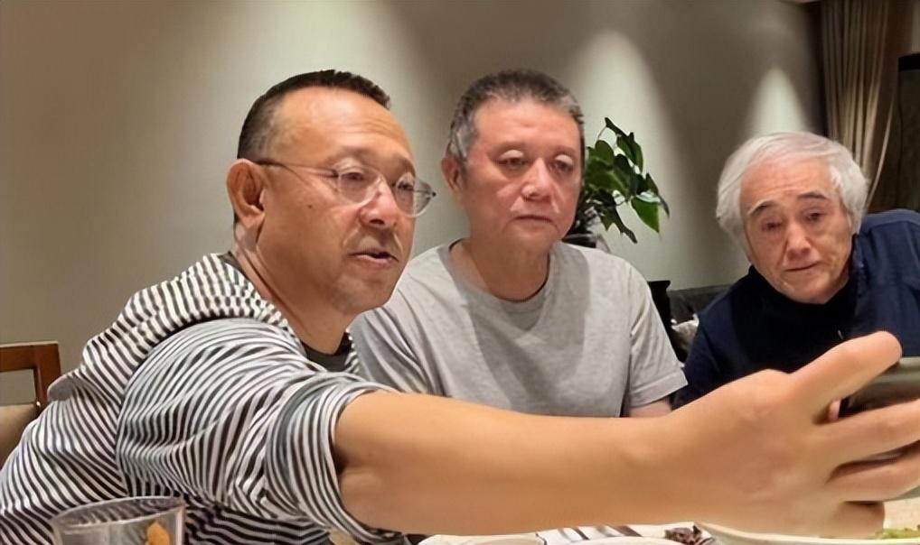 63岁王朔模样大变，面红耳赤撞脸李亚鹏，与女作家在家调笑好悠哉-徐静蕾和王朔现在还是朋友吗