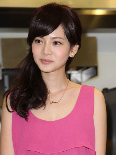 辰亦儒妻子曾之乔出席活动，绿色西装深V大开，内搭疑似失踪-辰亦儒和曾之乔最新消息