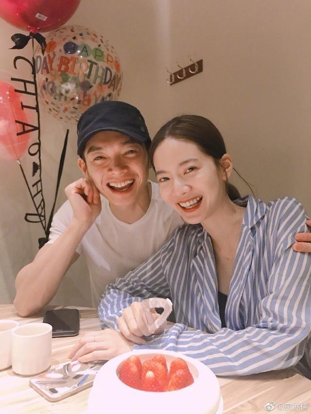 祝福！辰亦儒曾之乔官宣结婚，两人相识多年，终喜结连理-辰亦儒和曾之乔结婚照