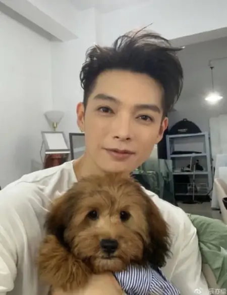 飞轮海合照上只有3人？辰亦儒晒7年前旧照，却被网友截掉炎亚纶-飞轮海成员辰亦儒结婚了吗知乎