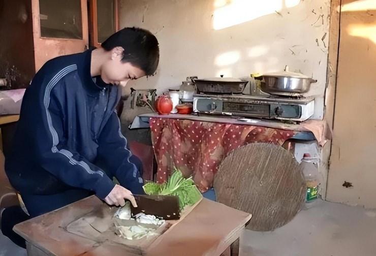 寒门贵子庞众望：爹疯娘瘫让清华校长亲迎，好事将近女友不输明星-庞众望2021年清华毕业