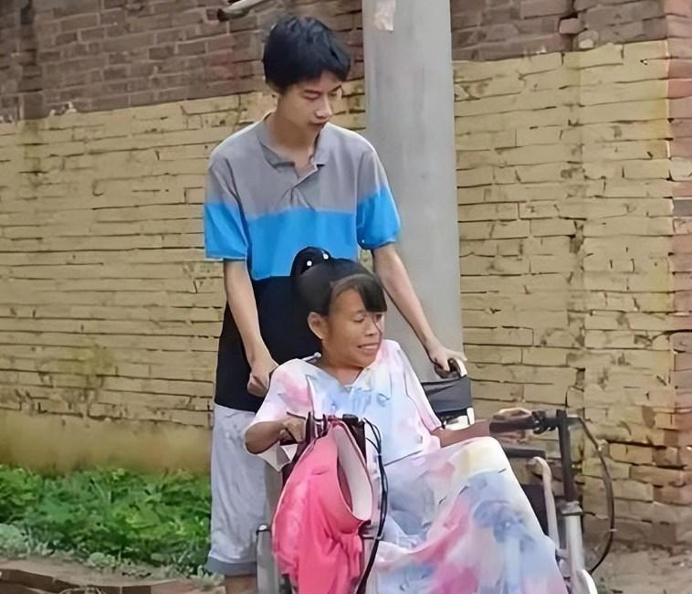 寒门贵子庞众望：爹疯娘瘫让清华校长亲迎，好事将近女友不输明星-庞众望2021年清华毕业