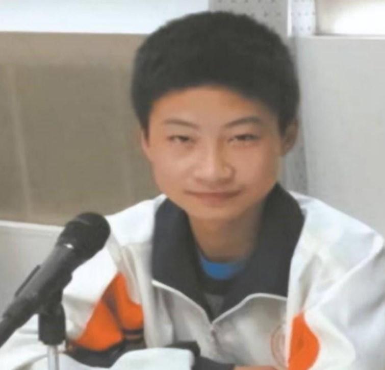 寒门贵子庞众望：爹疯娘瘫让清华校长亲迎，好事将近女友不输明星-庞众望2021年清华毕业