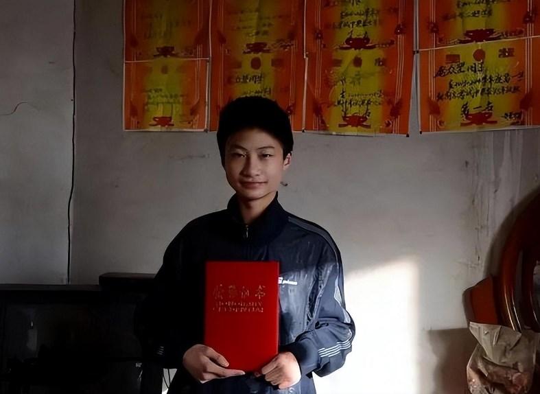 寒门贵子庞众望：爹疯娘瘫让清华校长亲迎，好事将近女友不输明星-庞众望2021年清华毕业