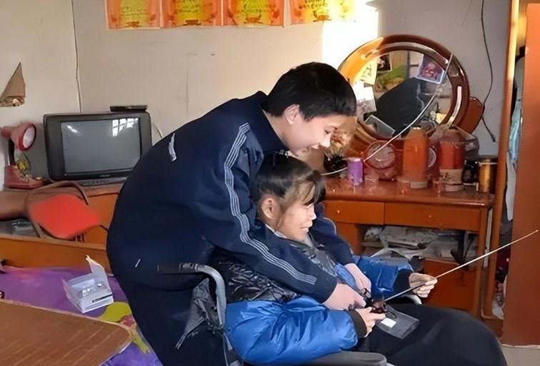 寒门贵子庞众望：爹疯娘瘫让清华校长亲迎，好事将近女友不输明星-庞众望2021年清华毕业