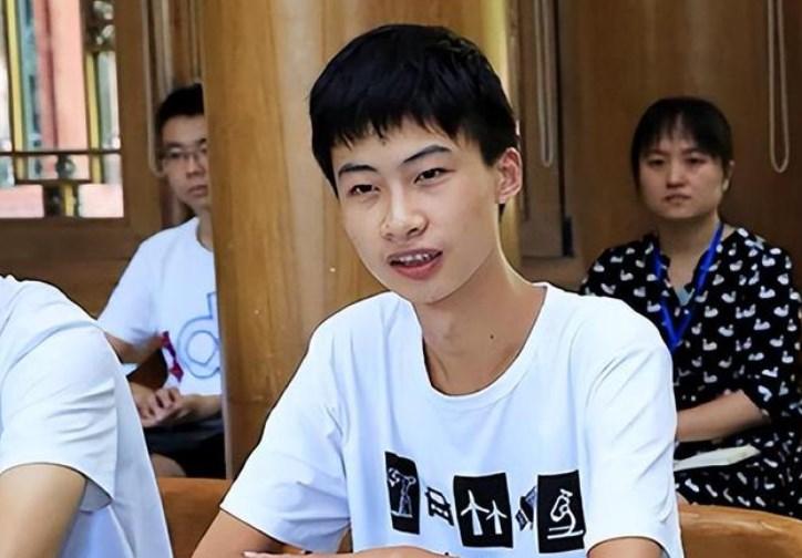 寒门贵子庞众望：爹疯娘瘫让清华校长亲迎，好事将近女友不输明星-庞众望2021年清华毕业