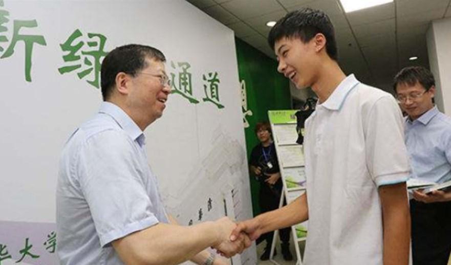 寒门贵子庞众望：爹疯娘瘫让清华校长亲迎，好事将近女友不输明星-庞众望2021年清华毕业