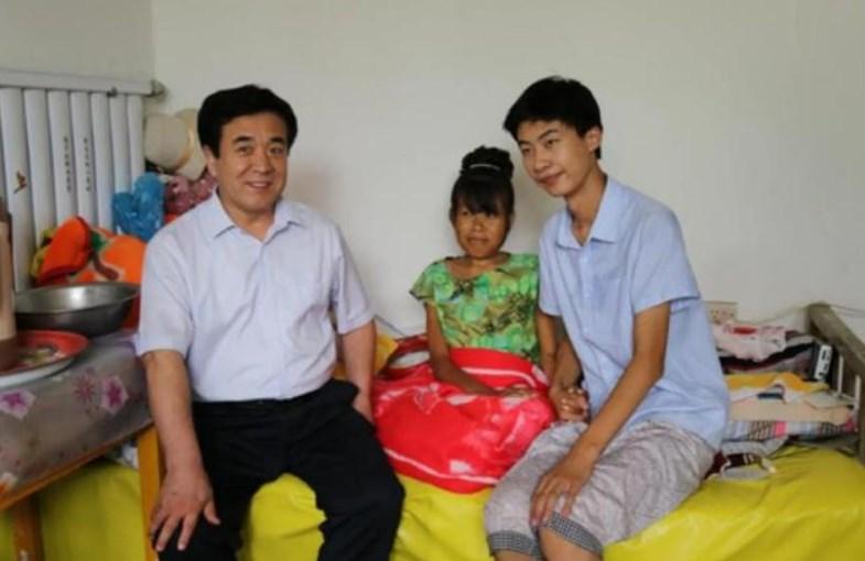 寒门贵子庞众望：爹疯娘瘫让清华校长亲迎，好事将近女友不输明星-庞众望2021年清华毕业