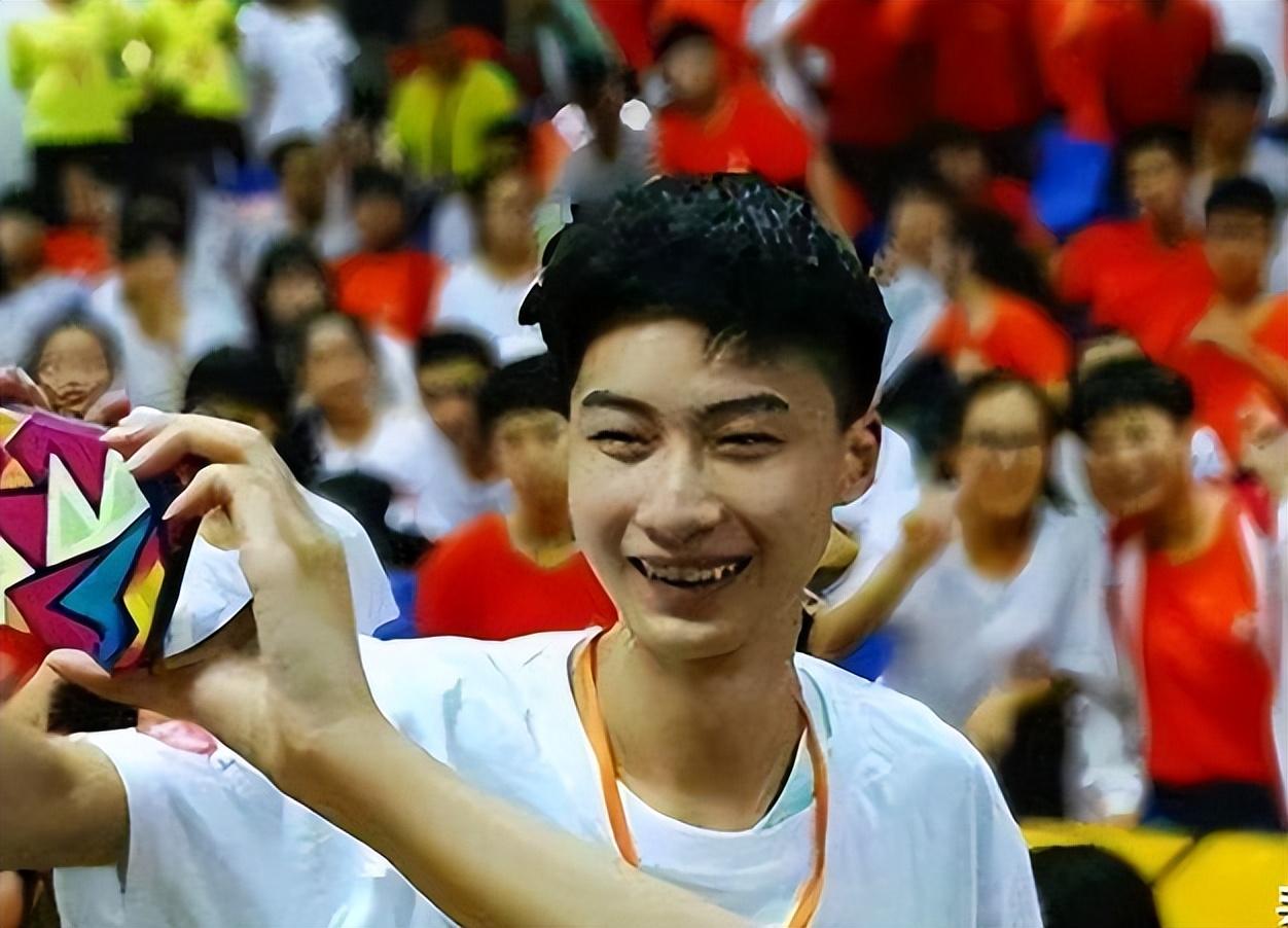 寒门贵子庞众望：爹疯娘瘫让清华校长亲迎，好事将近女友不输明星-庞众望2021年清华毕业