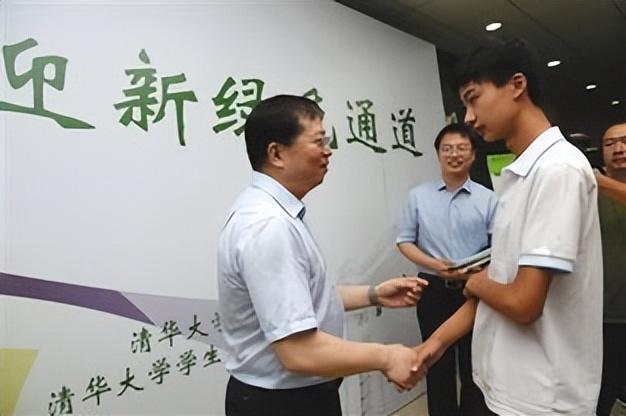 庞众望：高考744分，被清华校长亲迎的寒门学子，与女友好事将近-庞众望清华大学现状视频