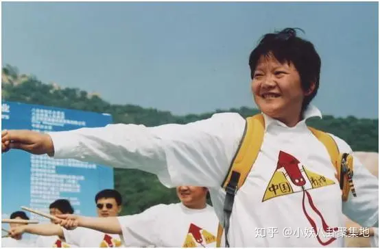 陈凯歌前妻洪晃，貌丑却四婚，看她身世，这些男人未免太高攀了-陈凯歌的妻子洪晃是谁