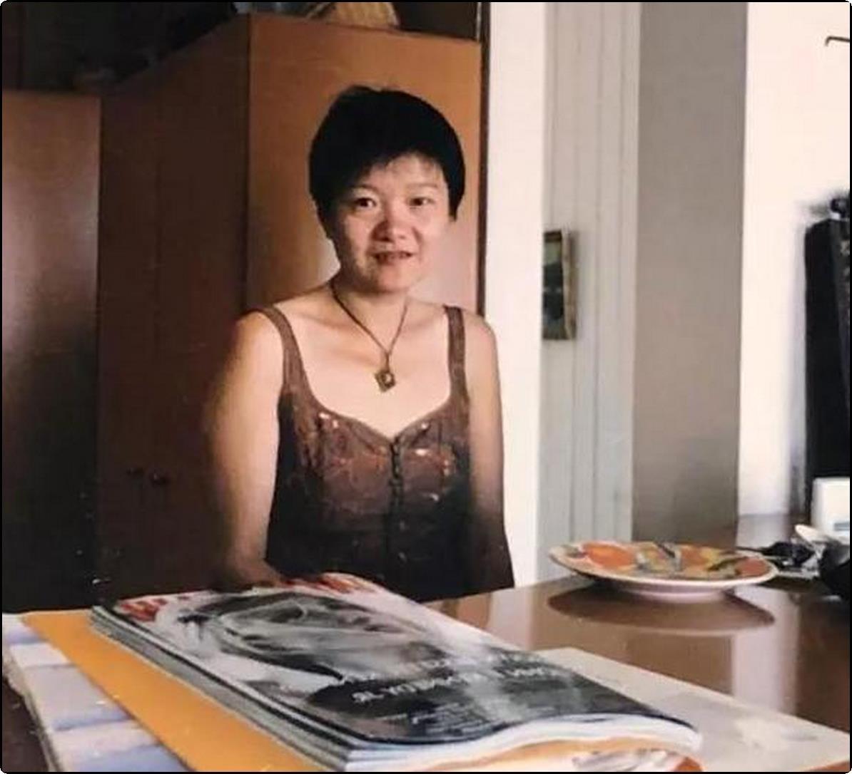 61岁洪晃近照曝光：满头白发，身材臃肿，但依旧活得坦荡活得高级-洪晃几岁了