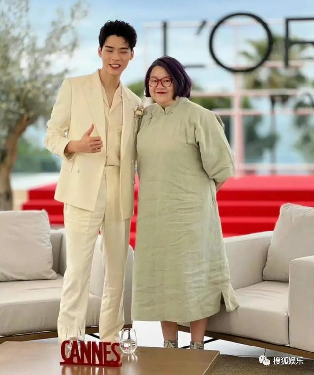 洪晃发文称自己遭受网暴 自己犯了饭圈错误-洪晃个人资料简介 外交