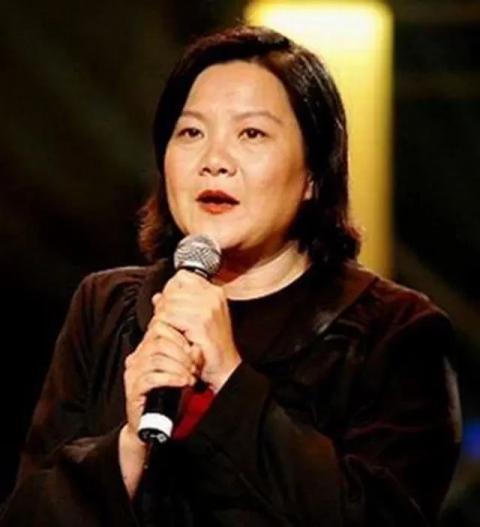 59岁洪晃首度公开与现任丈夫合照，网友：比陈凯歌帅多了-洪晃的年龄有多大?