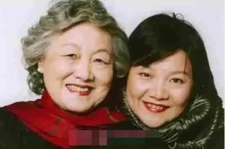 59岁洪晃首度公开与现任丈夫合照，网友：比陈凯歌帅多了-洪晃的年龄有多大?