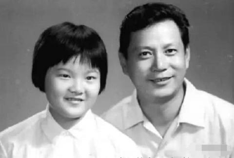 59岁洪晃首度公开与现任丈夫合照，网友：比陈凯歌帅多了-洪晃的年龄有多大?