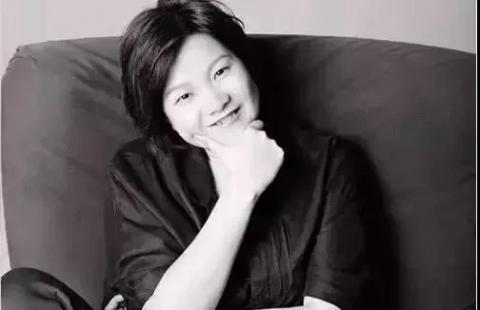 59岁洪晃首度公开与现任丈夫合照，网友：比陈凯歌帅多了-洪晃的年龄有多大?