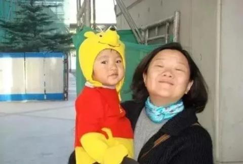 59岁洪晃首度公开与现任丈夫合照，网友：比陈凯歌帅多了-洪晃的年龄有多大?