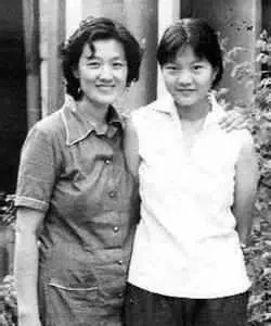 59岁洪晃首度公开与现任丈夫合照，网友：比陈凯歌帅多了-洪晃的年龄有多大?