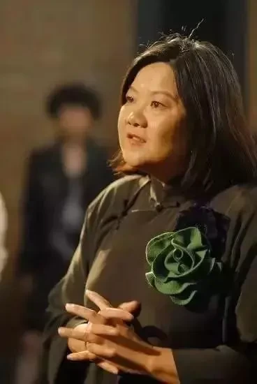 59岁洪晃首度公开与现任丈夫合照，网友：比陈凯歌帅多了-洪晃的年龄有多大?