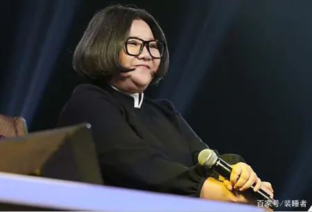 洪晃不穿名牌不戴首饰，连妆都不化，这是我见过低调的有钱人-洪晃很有钱吗