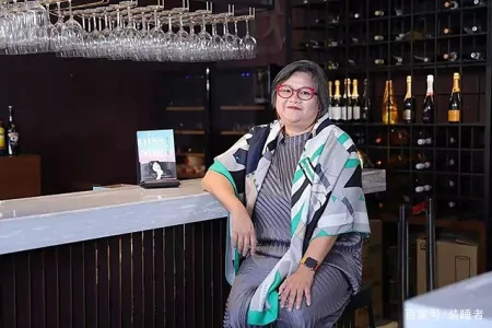 洪晃不穿名牌不戴首饰，连妆都不化，这是我见过低调的有钱人-洪晃很有钱吗