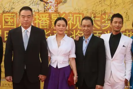 坐加长林肯就以为自己是上等人，难怪洪晃始终看不上陈凯歌-加长林肯是什么意思