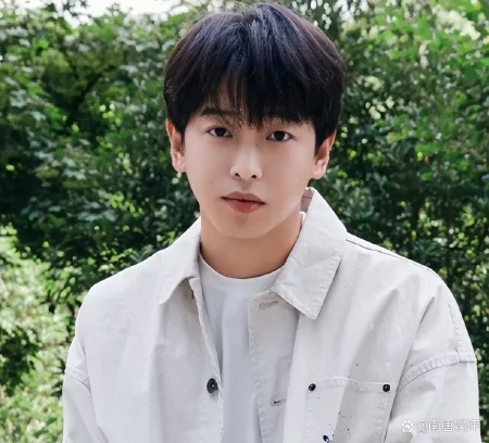 许凯新剧官宣定档，数十位当红明星帮忙宣传，圈中好人缘可见一斑-许凯官宣的新剧