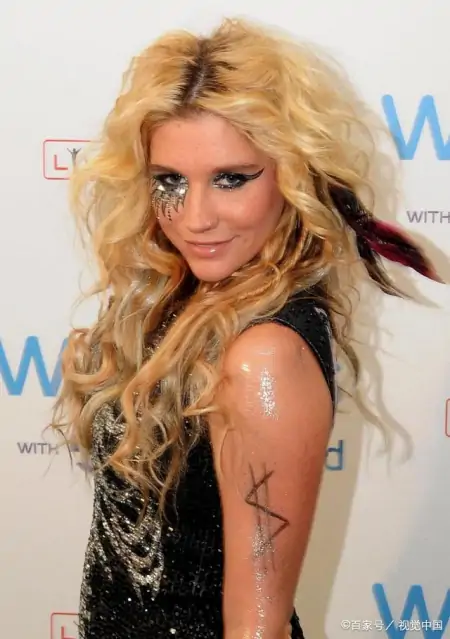 凯莎生来就长尾巴 放弃外表去掉符号 蜕变后再次回归-凯莎为什么没有翅膀