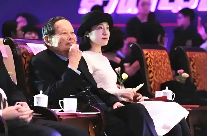 翁帆，生活在象牙塔中的女人-翁帆与杨的最新动态