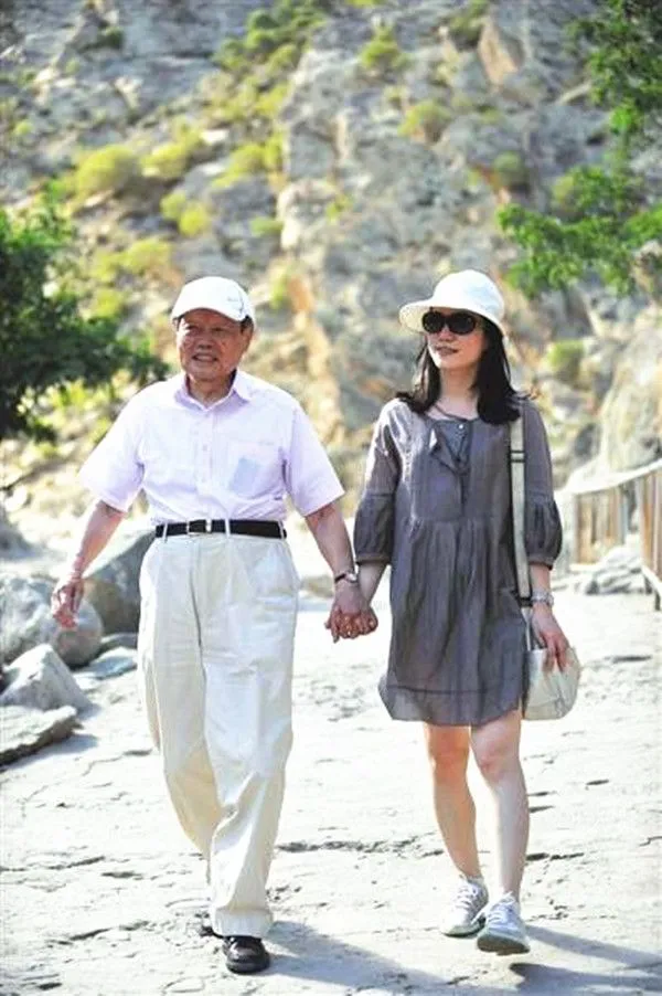 翁帆，生活在象牙塔中的女人-翁帆与杨的最新动态