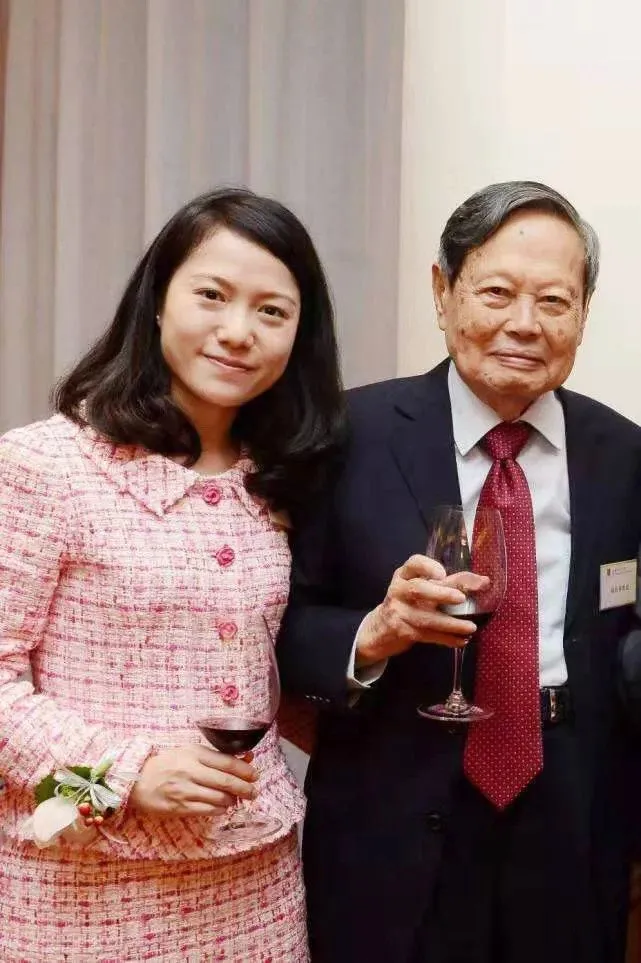 翁帆，生活在象牙塔中的女人-翁帆与杨的最新动态