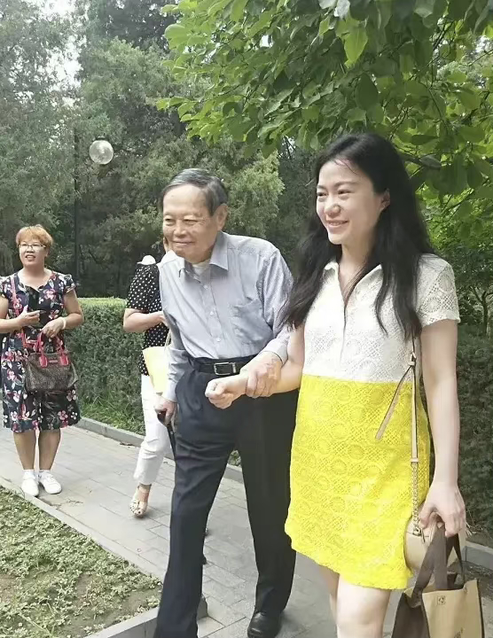 杨振宁100岁生日宴状态不佳，靠娇妻翁帆搀扶，翁帆红裙气质佳-杨振宁及妻子与翁帆