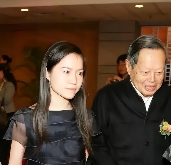 翁帆：28岁嫁82岁，坚持早睡早起18年，用心把杨振宁照顾到100岁-理解翁帆为什么会嫁给杨振宁了吧[看]