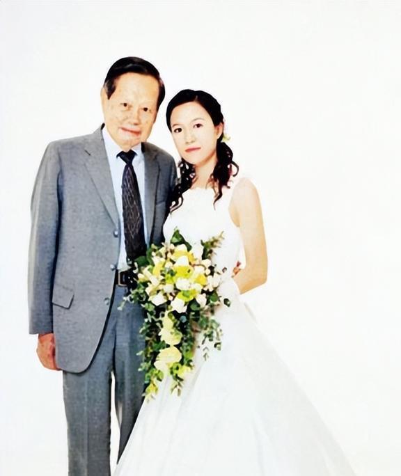翁帆：28岁嫁82岁，坚持早睡早起18年，用心把杨振宁照顾到100岁-理解翁帆为什么会嫁给杨振宁了吧[看]