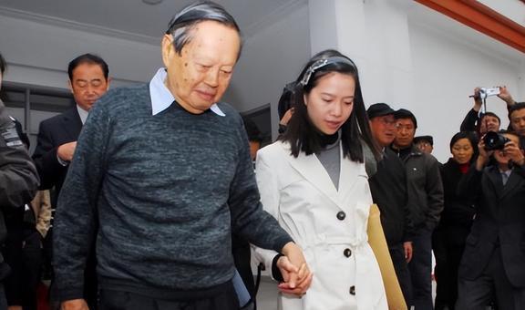 翁帆：28岁嫁82岁，坚持早睡早起18年，用心把杨振宁照顾到100岁-理解翁帆为什么会嫁给杨振宁了吧[看]