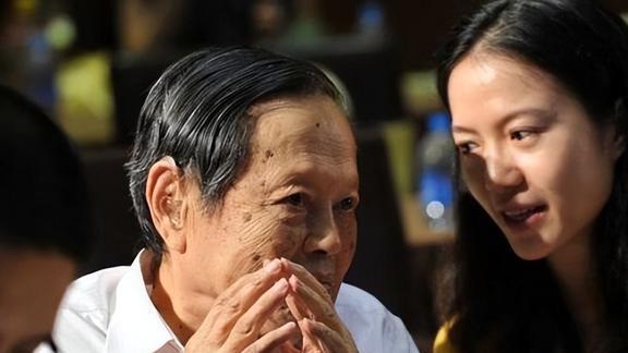 翁帆：28岁嫁82岁，坚持早睡早起18年，用心把杨振宁照顾到100岁-理解翁帆为什么会嫁给杨振宁了吧[看]