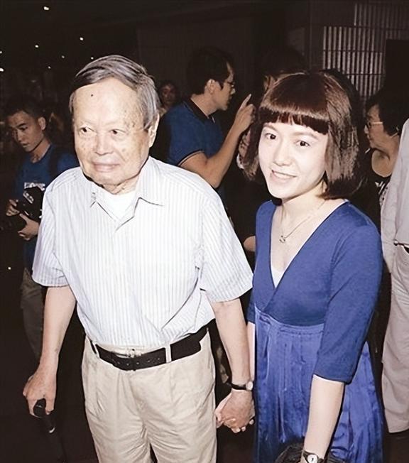 翁帆：28岁嫁82岁，坚持早睡早起18年，用心把杨振宁照顾到100岁-理解翁帆为什么会嫁给杨振宁了吧[看]