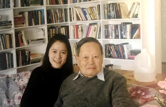 翁帆：28岁嫁82岁，坚持早睡早起18年，用心把杨振宁照顾到100岁-理解翁帆为什么会嫁给杨振宁了吧[看]