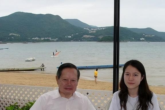 翁帆：28岁嫁82岁，坚持早睡早起18年，用心把杨振宁照顾到100岁-理解翁帆为什么会嫁给杨振宁了吧[看]