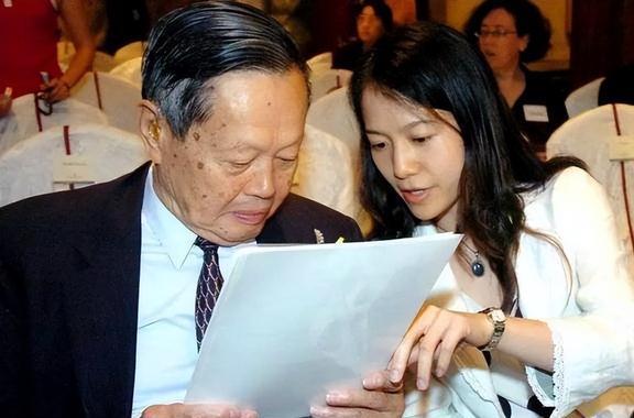 翁帆：28岁嫁82岁，坚持早睡早起18年，用心把杨振宁照顾到100岁-理解翁帆为什么会嫁给杨振宁了吧[看]