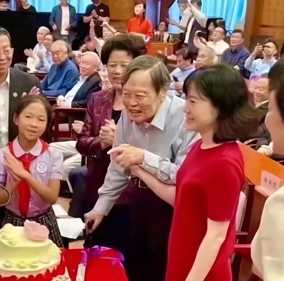 翁帆：28岁嫁82岁，坚持早睡早起18年，用心把杨振宁照顾到100岁-理解翁帆为什么会嫁给杨振宁了吧[看]