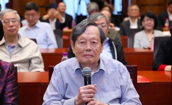 翁帆：28岁嫁82岁，坚持早睡早起18年，用心把杨振宁照顾到100岁-理解翁帆为什么会嫁给杨振宁了吧[看]