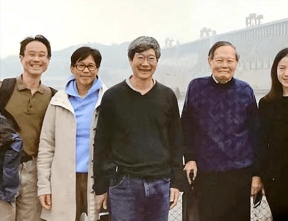 翁帆：28岁嫁82岁，坚持早睡早起18年，用心把杨振宁照顾到100岁-理解翁帆为什么会嫁给杨振宁了吧[看]