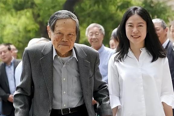 翁帆：28岁嫁82岁，坚持早睡早起18年，用心把杨振宁照顾到100岁-理解翁帆为什么会嫁给杨振宁了吧[看]