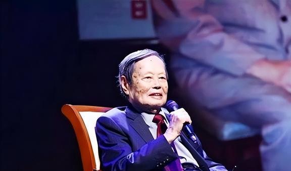 翁帆：28岁嫁82岁，坚持早睡早起18年，用心把杨振宁照顾到100岁-理解翁帆为什么会嫁给杨振宁了吧[看]