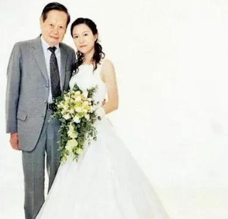 翁帆签离婚协议后精神异常，当街崩溃斥责杨振宁-翁帆嫁给杨振宁是因为政治原因吗