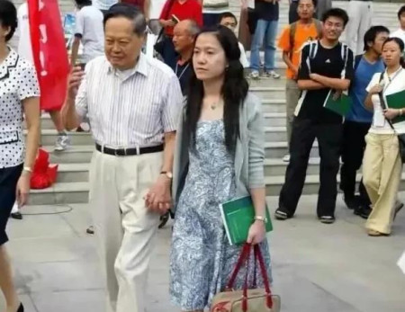 翁帆签离婚协议后精神异常，当街崩溃斥责杨振宁-翁帆嫁给杨振宁是因为政治原因吗